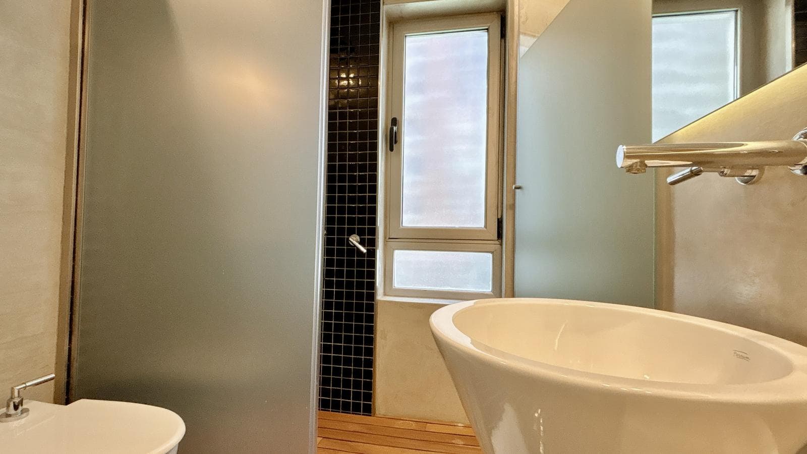 Spacious, Fully Renovated Apartment with Garage – 6 Rooms - Plaza Las Heras