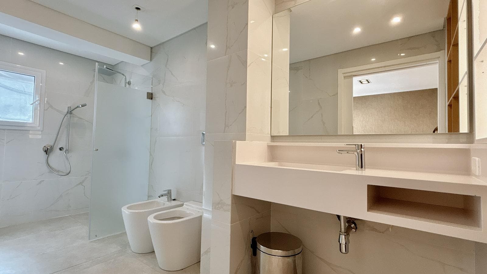 Spacious, Fully Renovated Apartment with Garage – 6 Rooms - Plaza Las Heras
