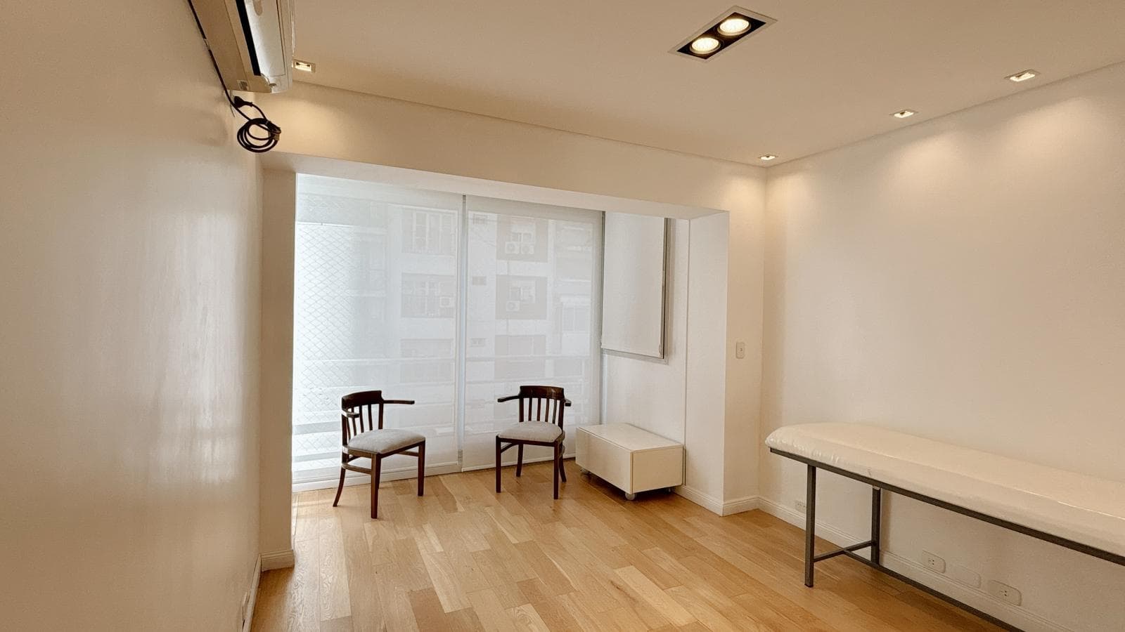 Spacious, Fully Renovated Apartment with Garage – 6 Rooms - Plaza Las Heras