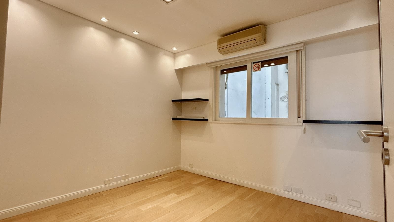 Spacious, Fully Renovated Apartment with Garage – 6 Rooms - Plaza Las Heras