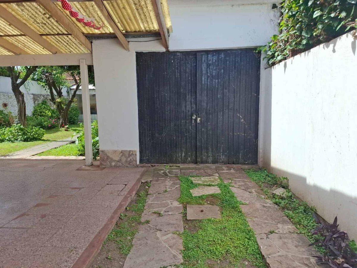 House for Sale with Large Yard in Turdera