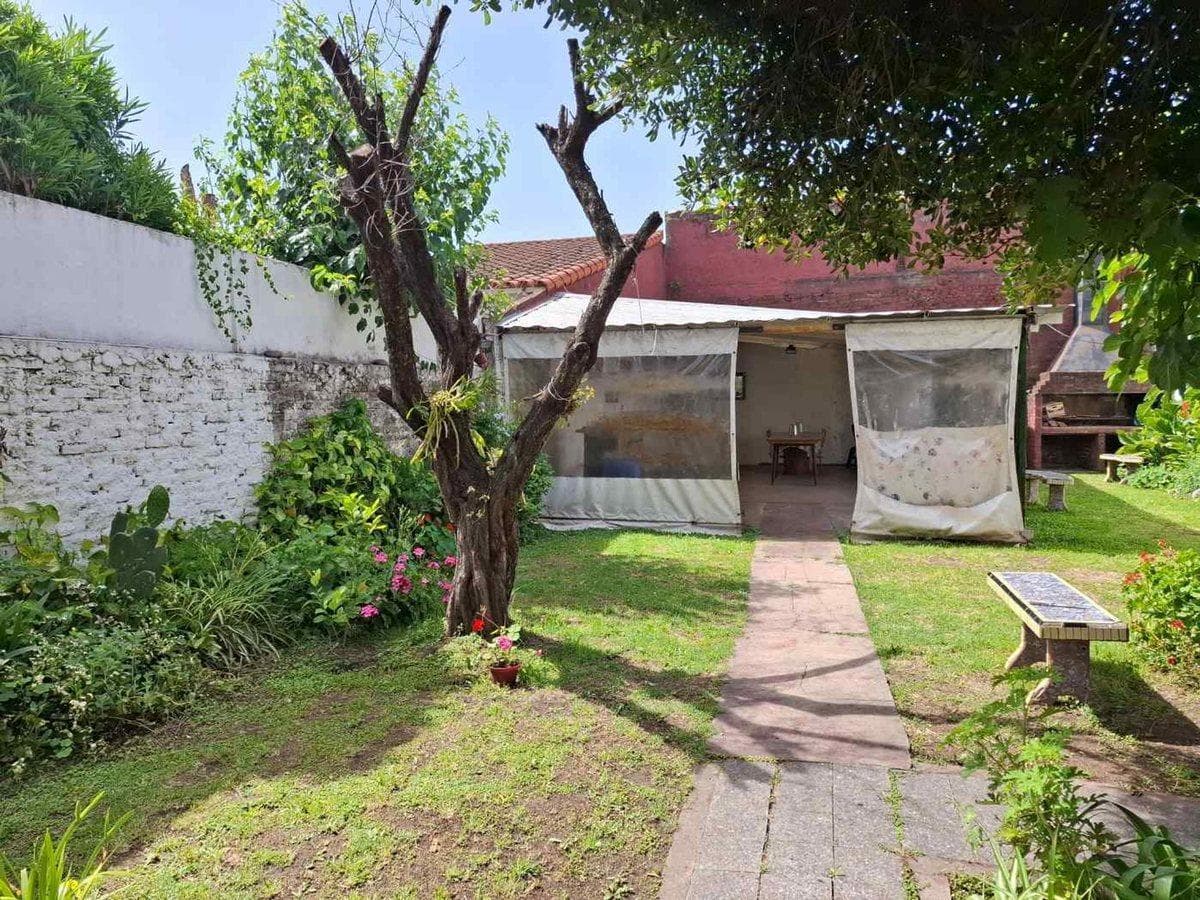 House for Sale with Large Yard in Turdera