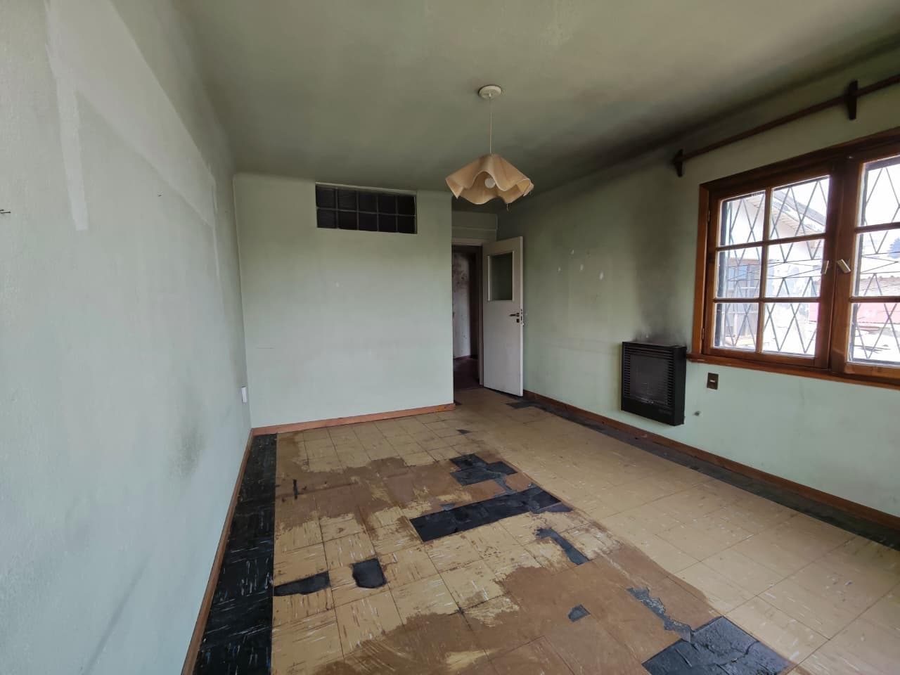 HOUSE IN NEED OF RENOVATION - GREAT OPPORTUNITY
