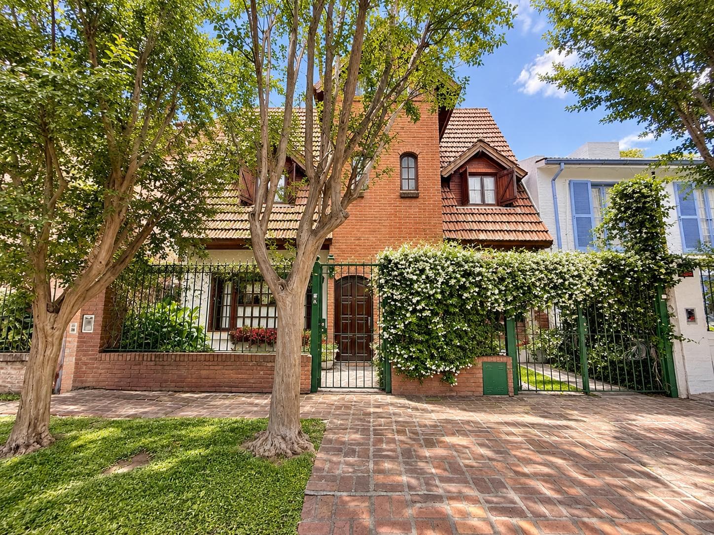 House for Sale with a Pool in the Lower Part of San Isidro
