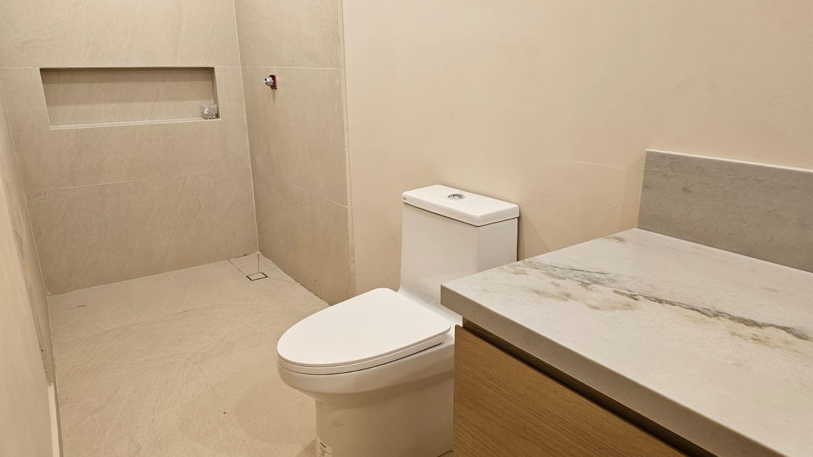 HOUSE FOR SALE IN THE LOMAS DE MONTECRISTO NEIGHBORHOOD