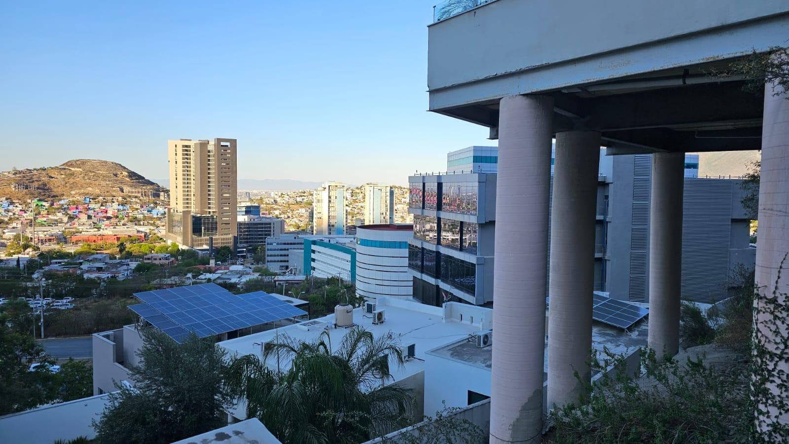 HOUSE FOR SALE IN THE LOMAS DE MONTECRISTO NEIGHBORHOOD