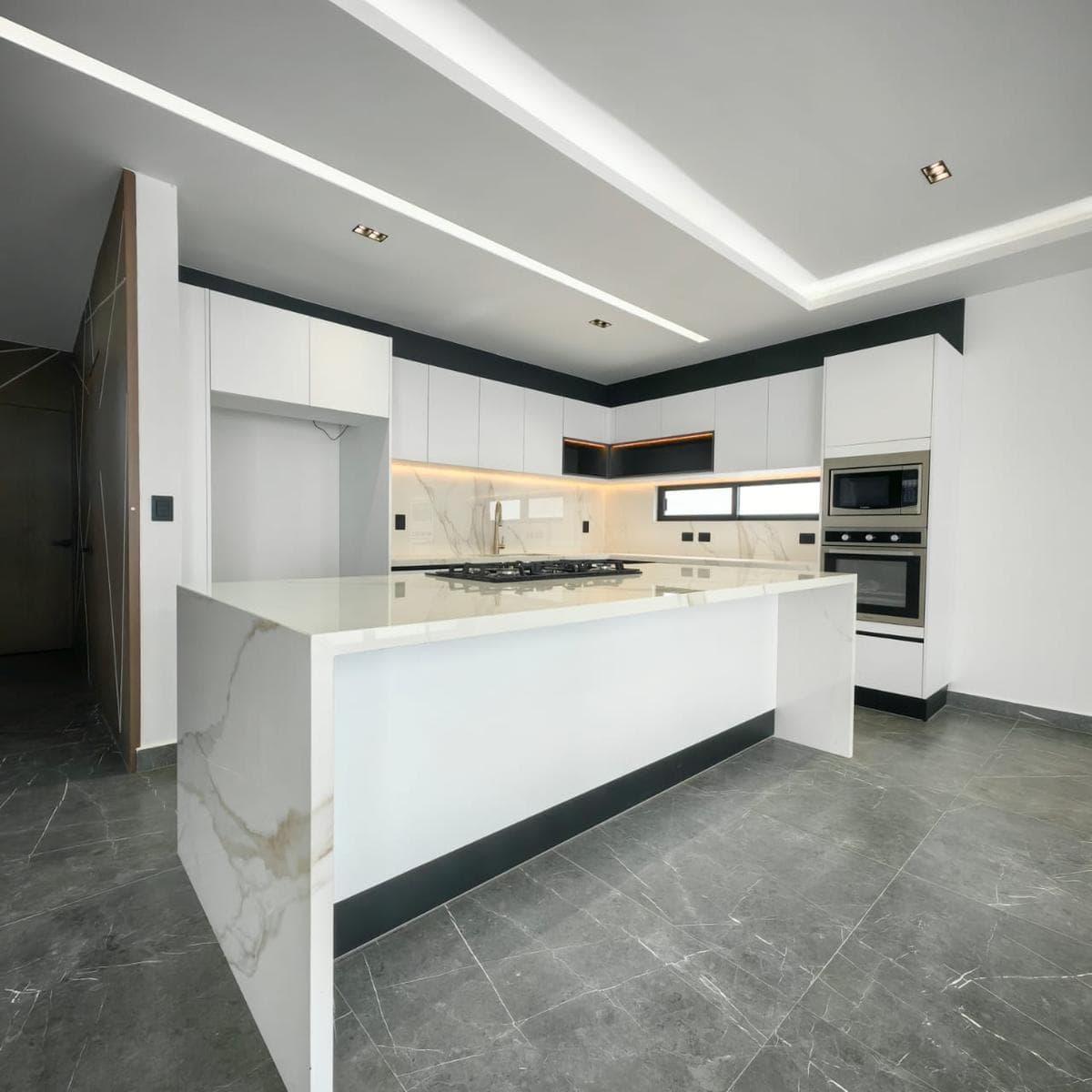 House for Sale on Via Cumbres, 4 bedrooms, pool, maid's quarters, Cancun, Quintana Roo