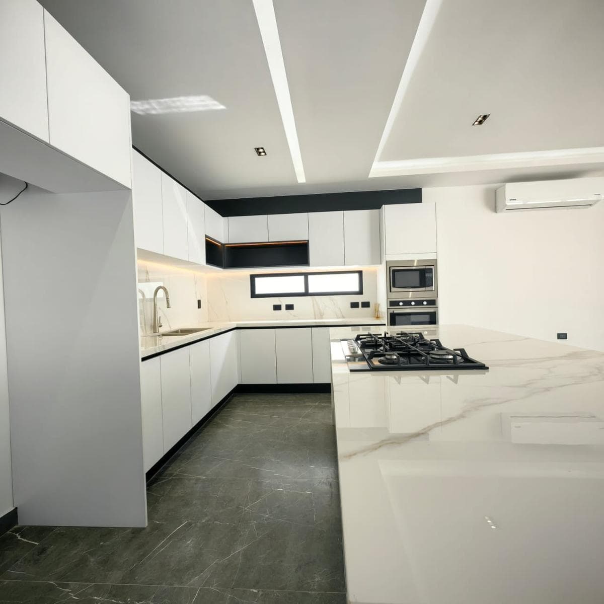 House for Sale on Via Cumbres, 4 bedrooms, pool, maid's quarters, Cancun, Quintana Roo