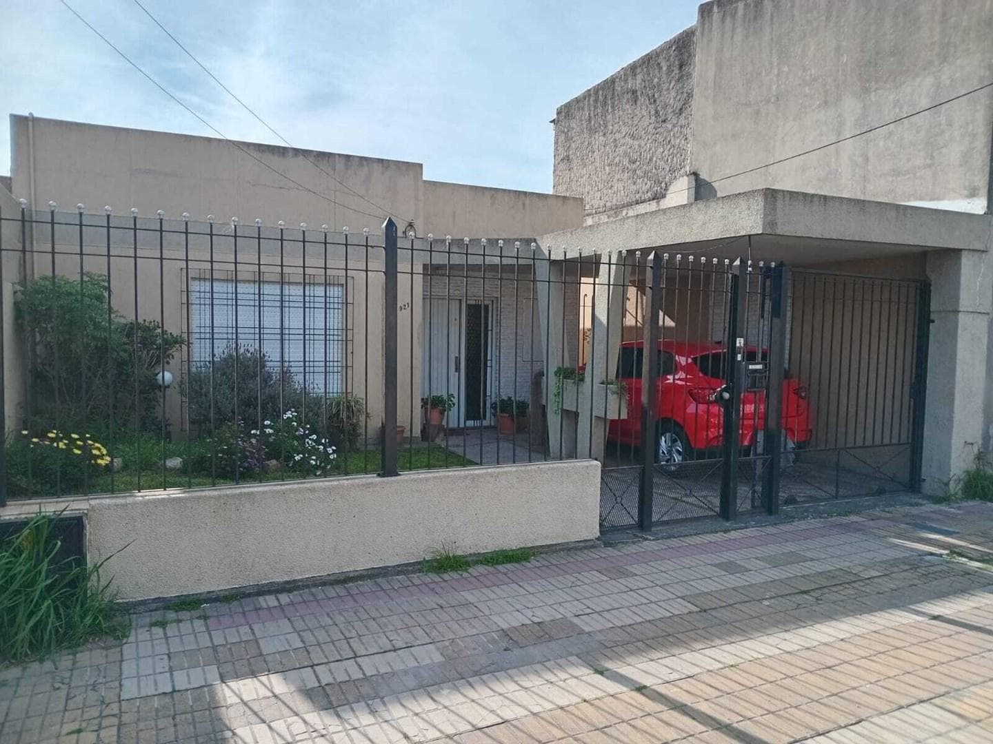 3-Bedroom House with Garage, Patio, and Barbecue Area - Sarandi