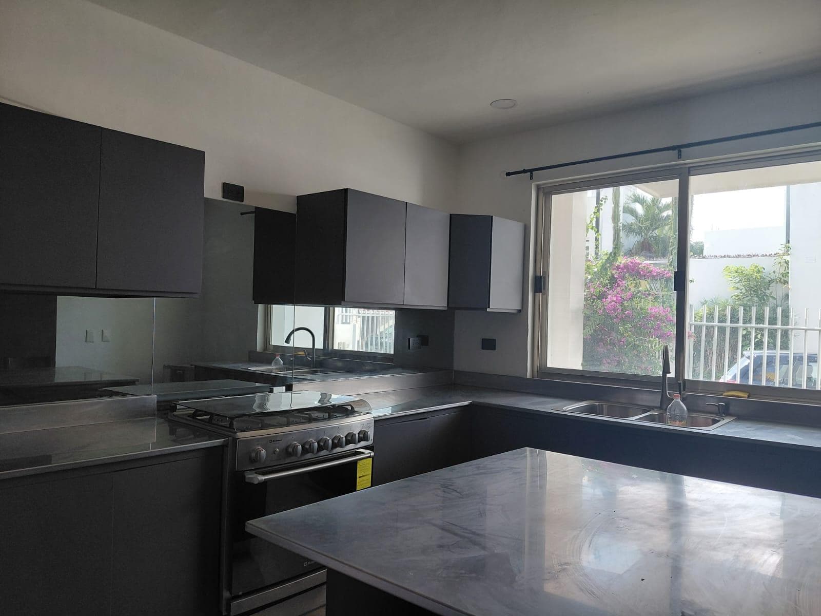 Spacious, remodeled house, excellent location / Spacious and remodeled