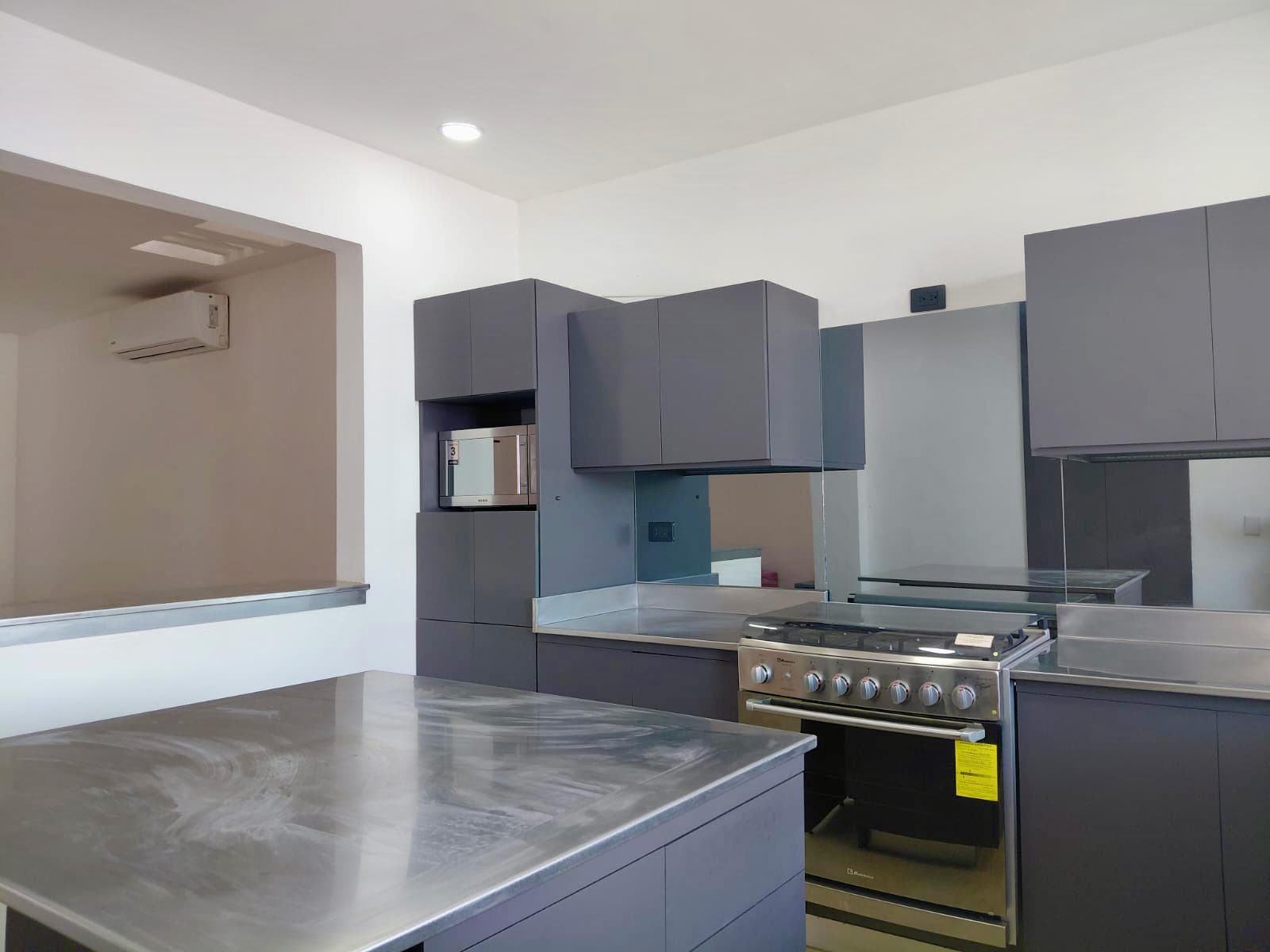 Spacious, remodeled house, excellent location / Spacious and remodeled