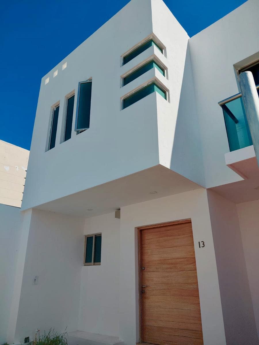Spacious, remodeled house, excellent location / Spacious and remodeled
