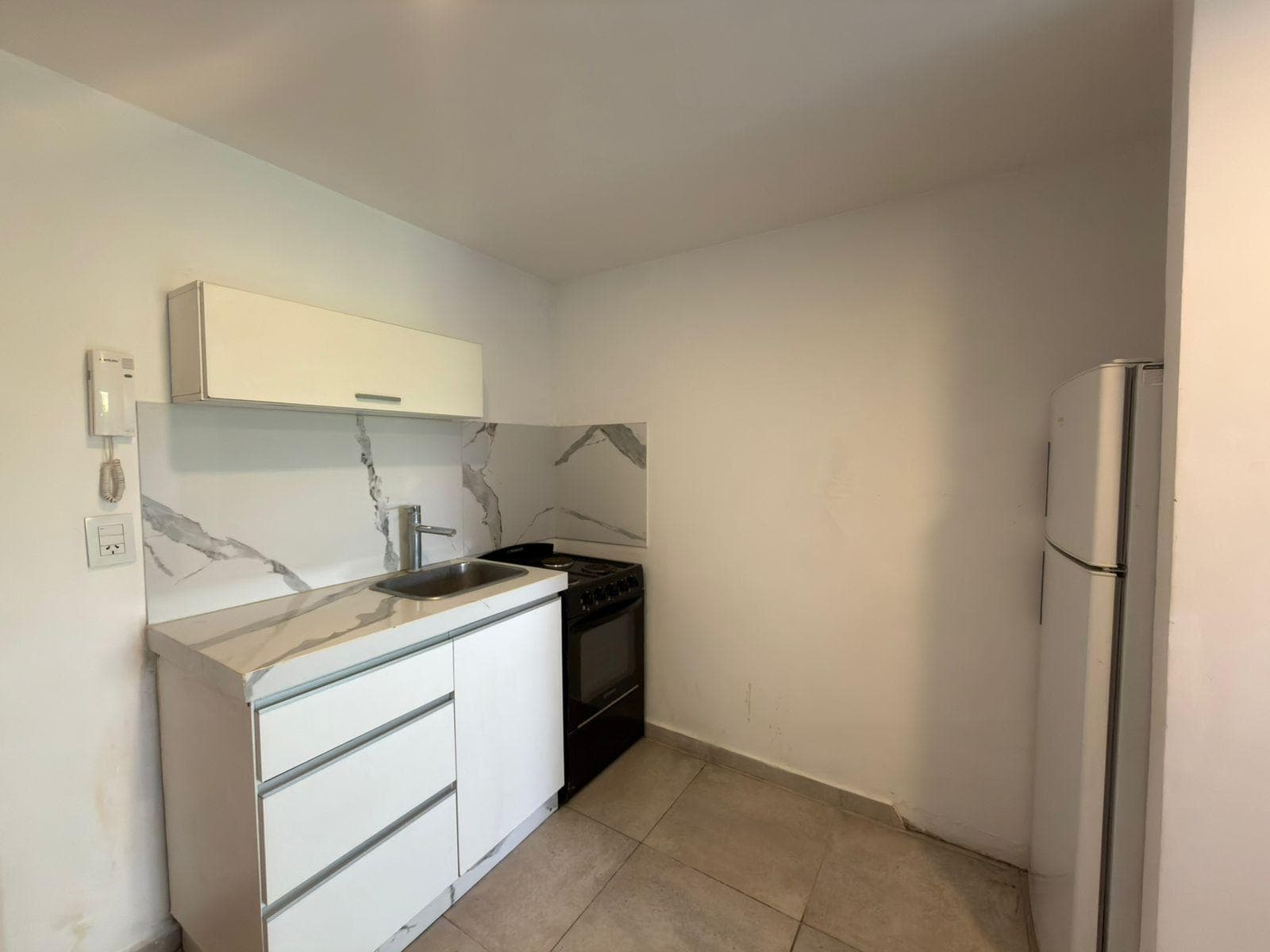 Apartment for rent at Belgrano and 462. This modern complex offers amenities.