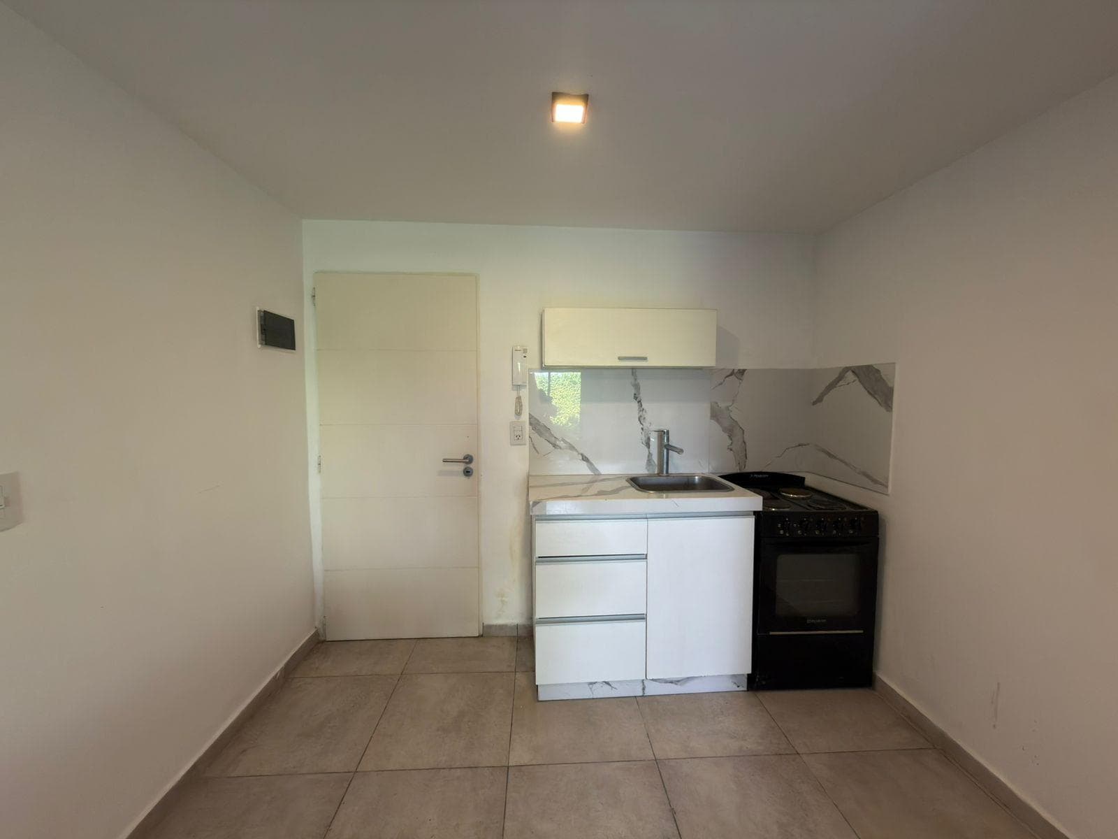 Apartment for rent at Belgrano and 462. This modern complex offers amenities.