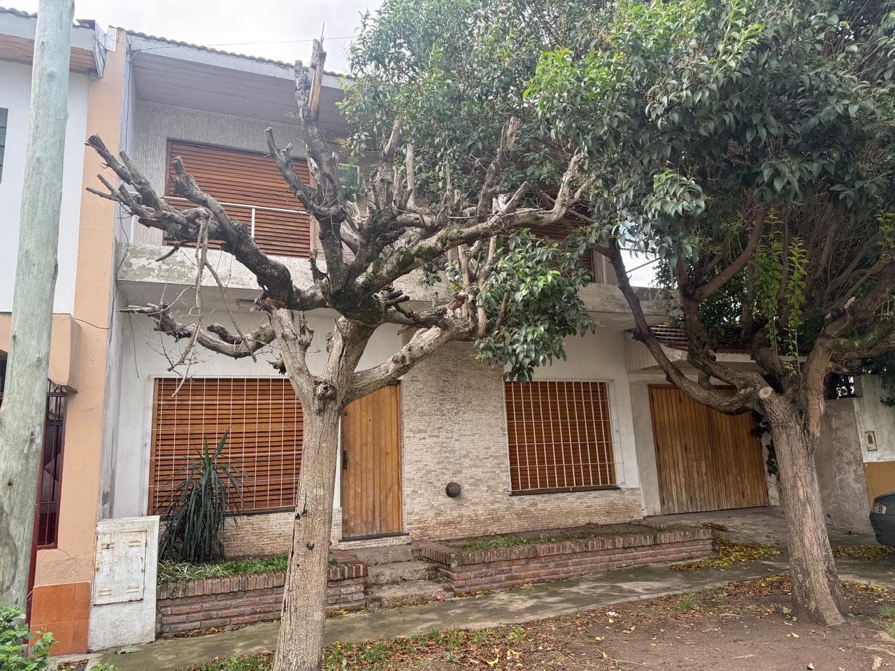 4-ROOM HOUSE FOR SALE, WITH GARAGE, WEST QUILMES, QUALIFIES FOR A LOAN.