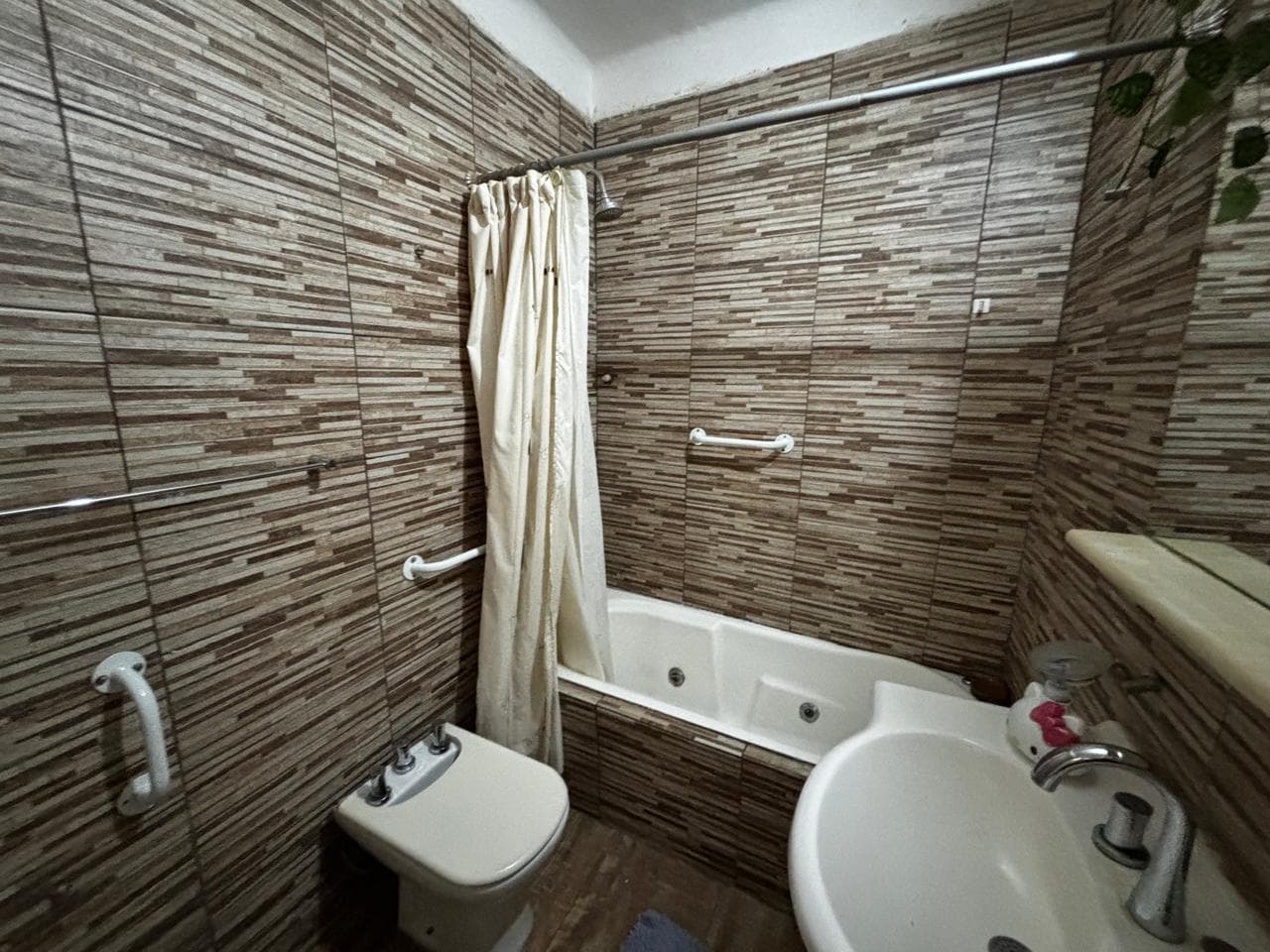 Spacious apartment, 4 rooms, Villa Gral. Mitre, no maintenance fees. Large terrace and barbecue