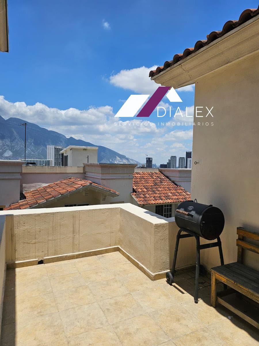 House FOR SALE (Townhouse-style) in the PEDREGAL DE LA HUASTECA neighborhood - 3 levels in Santa Catarina