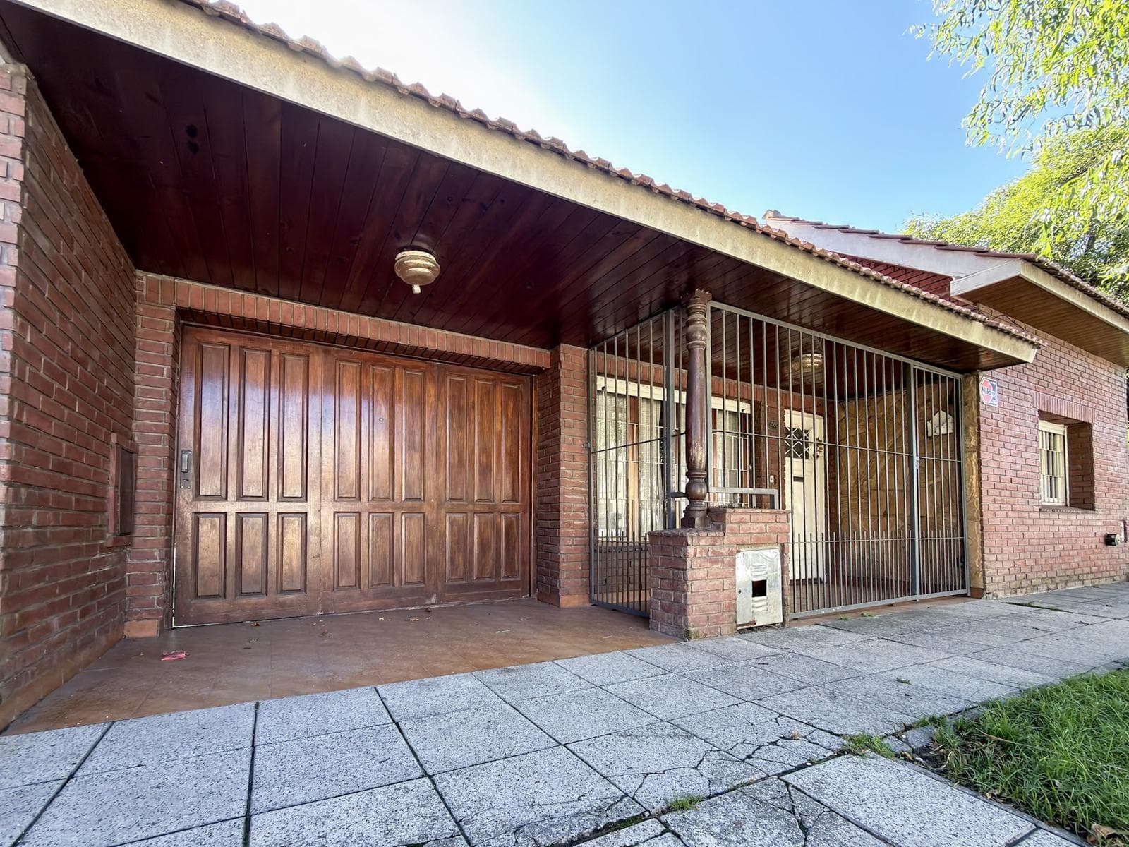 For Sale - 3-room house with shed 2-room apartment - Las Avenidas neighborhood