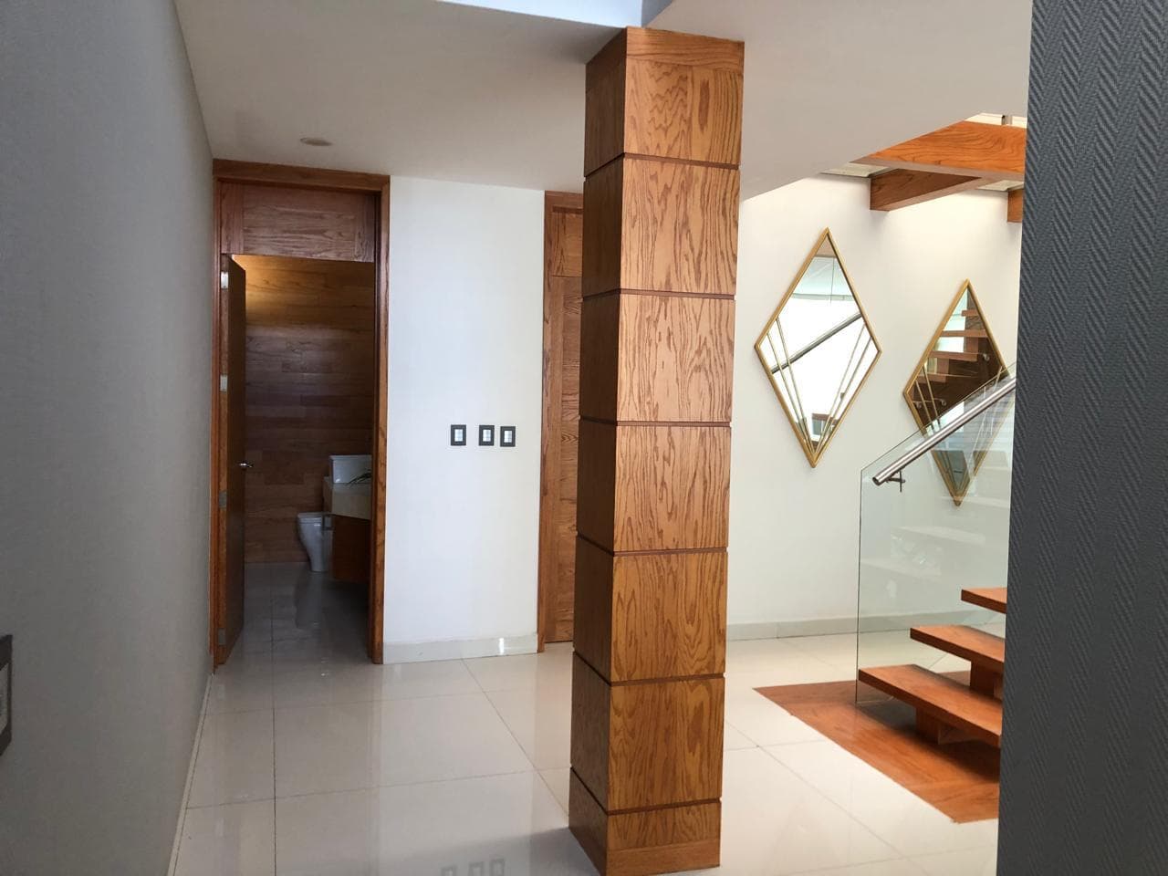 Residencia de cuatro niveles a la VENTA en Sierra Nogal Ahuehuete