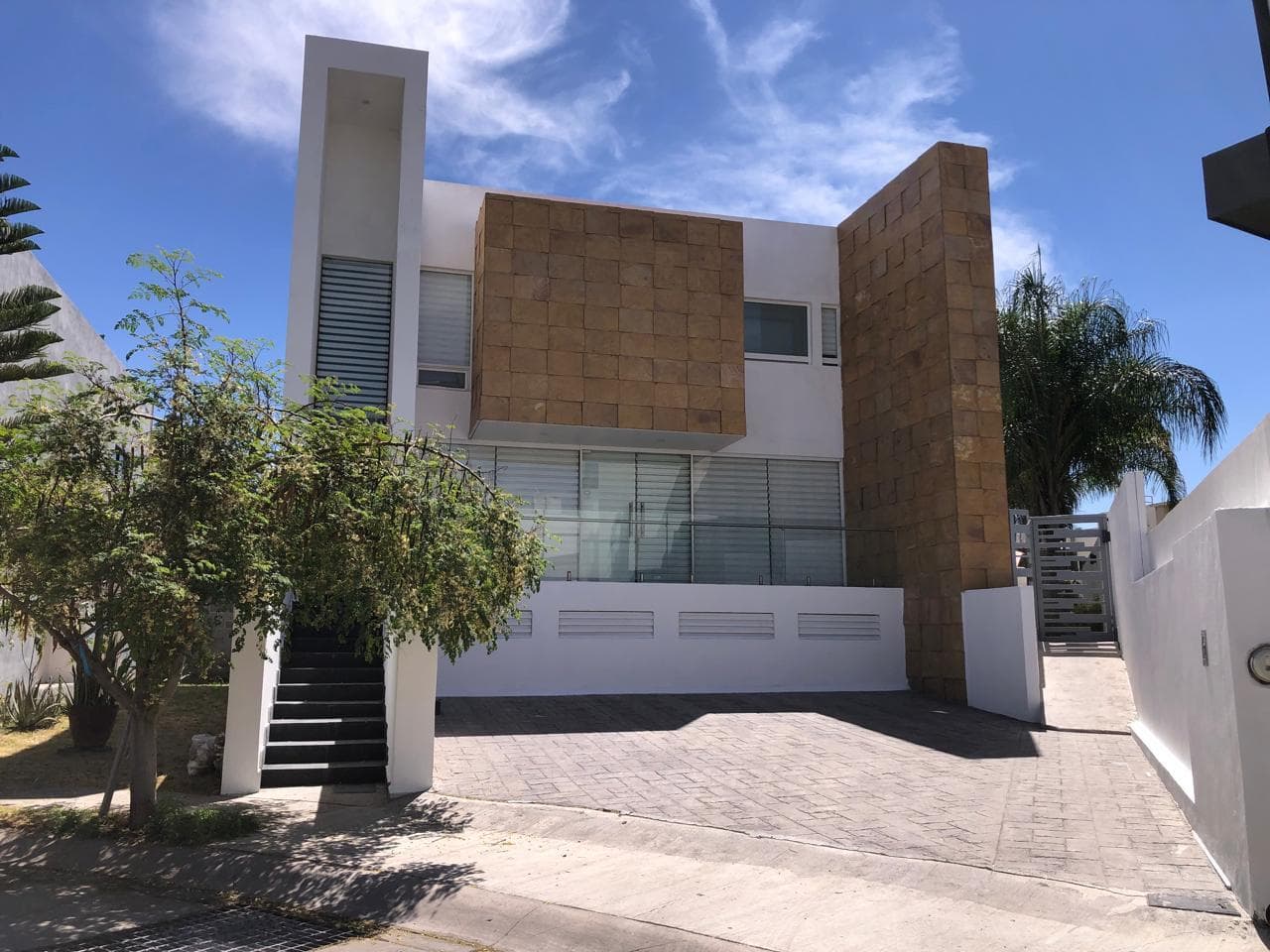 Residencia de cuatro niveles a la VENTA en Sierra Nogal Ahuehuete