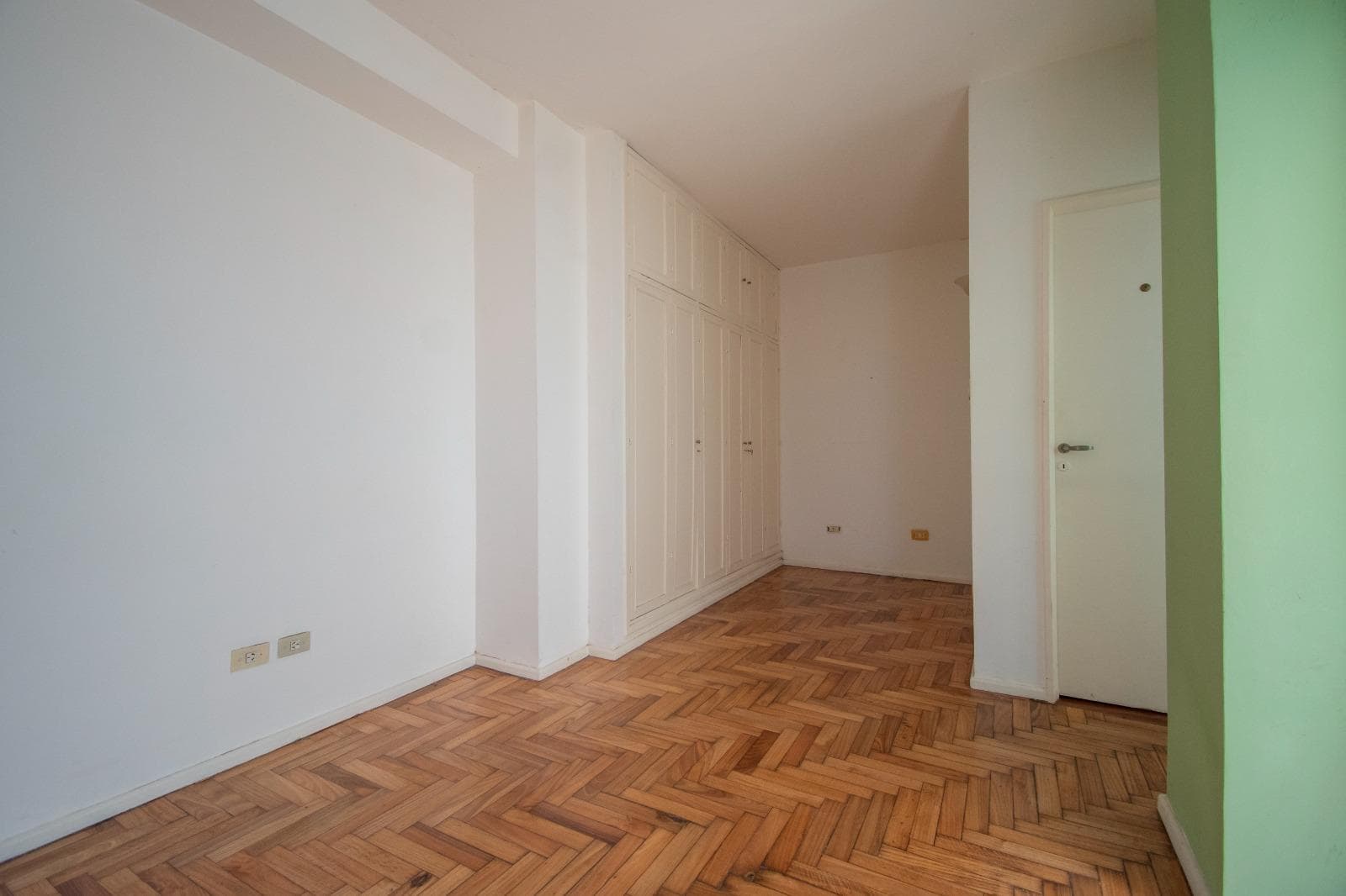FOR SALE: VERY BRIGHT 2-ROOM APARTMENT WITH A PATIO—WILL CONSIDER EXCHANGE IN CABALLITO