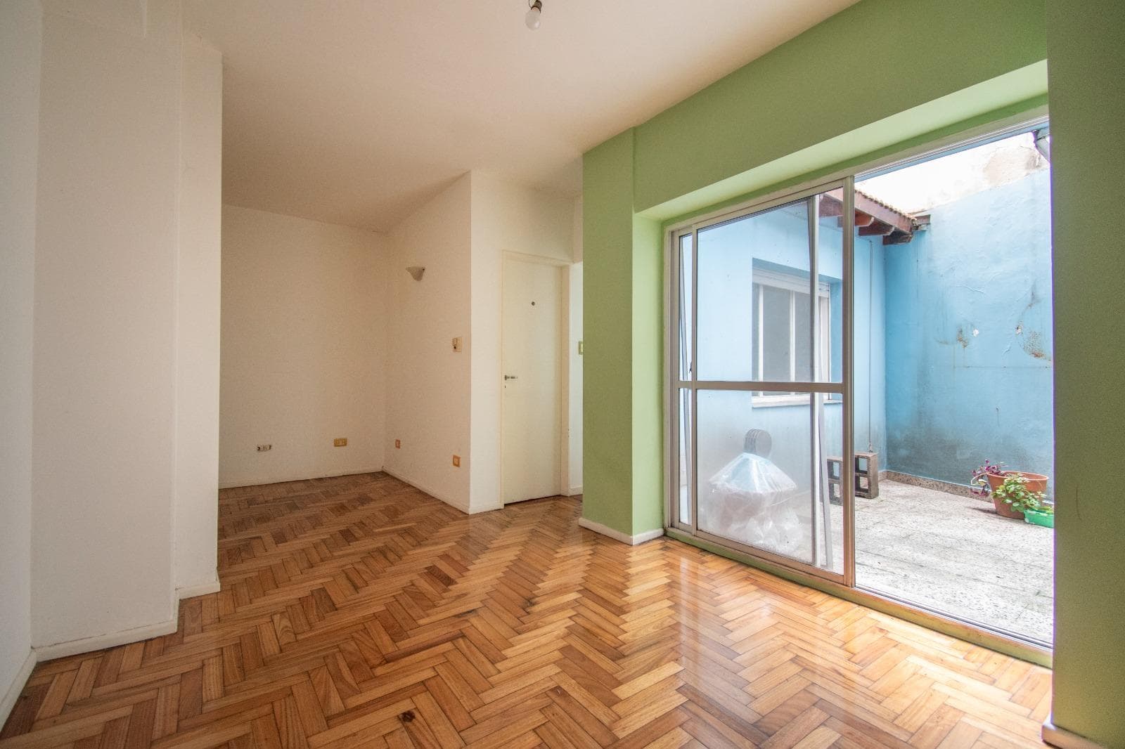 FOR SALE: VERY BRIGHT 2-ROOM APARTMENT WITH A PATIO—WILL CONSIDER EXCHANGE IN CABALLITO
