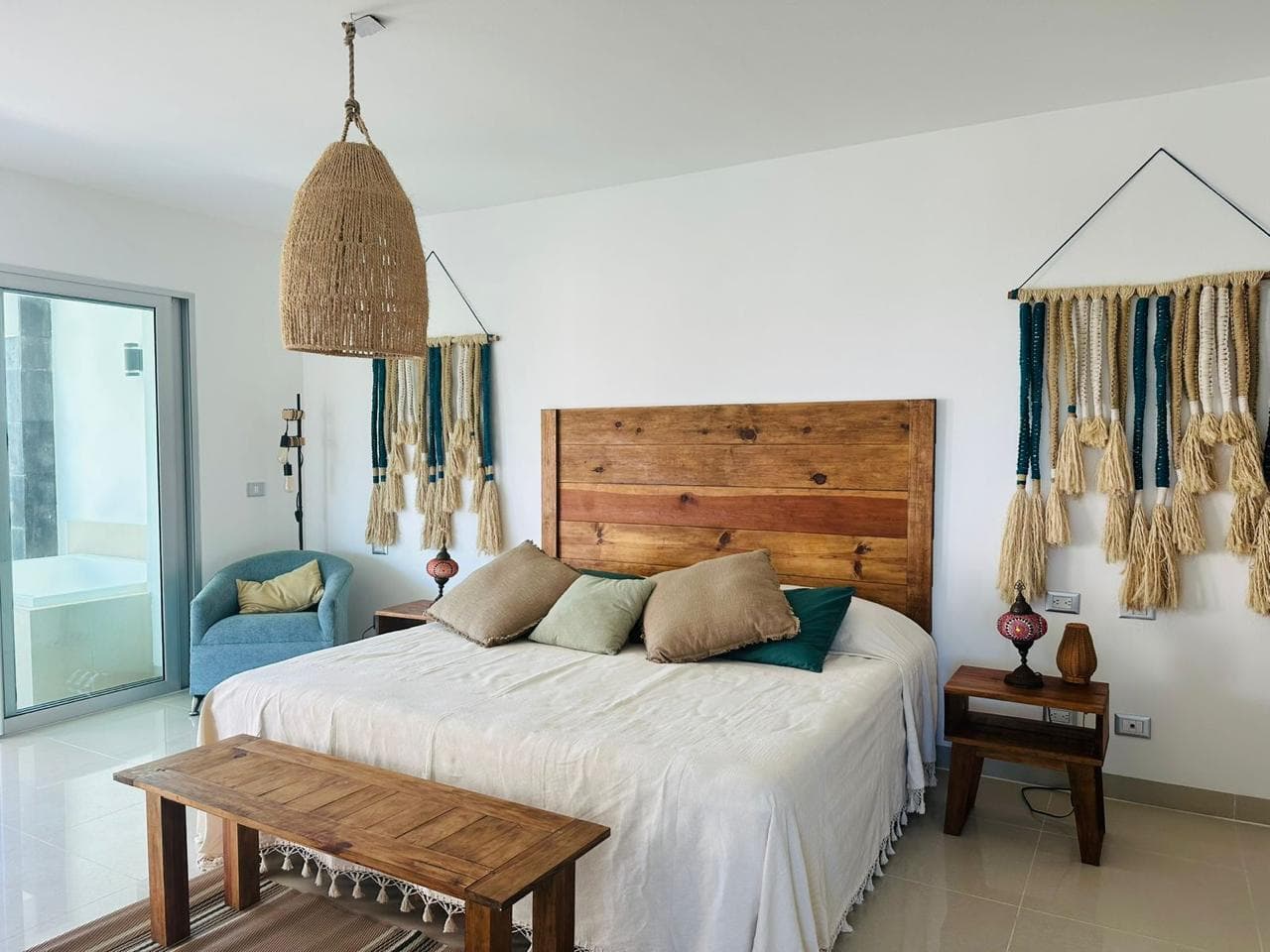 Luxury furnished 2-bedroom apartment