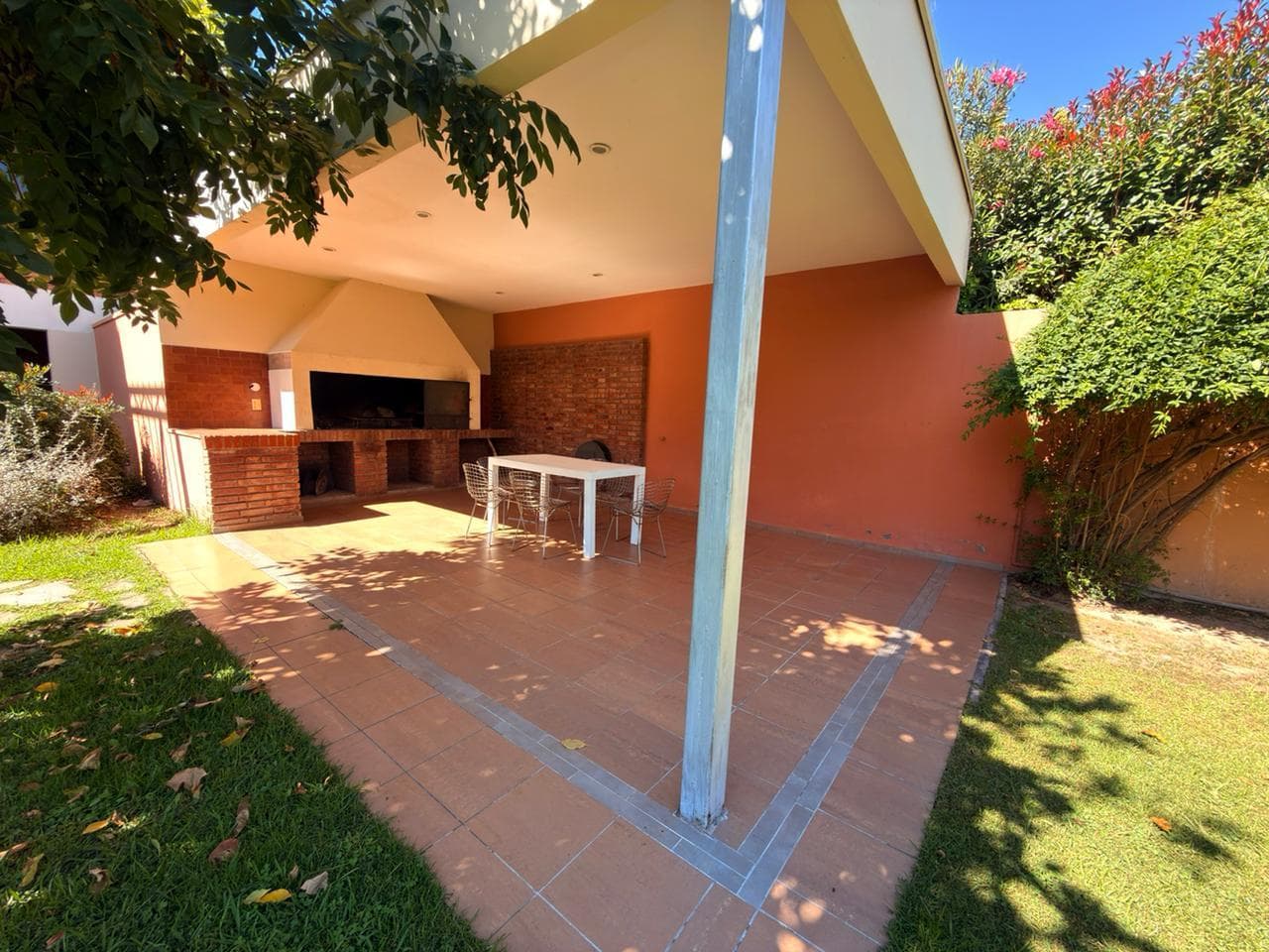 Darragueira 6476, House
