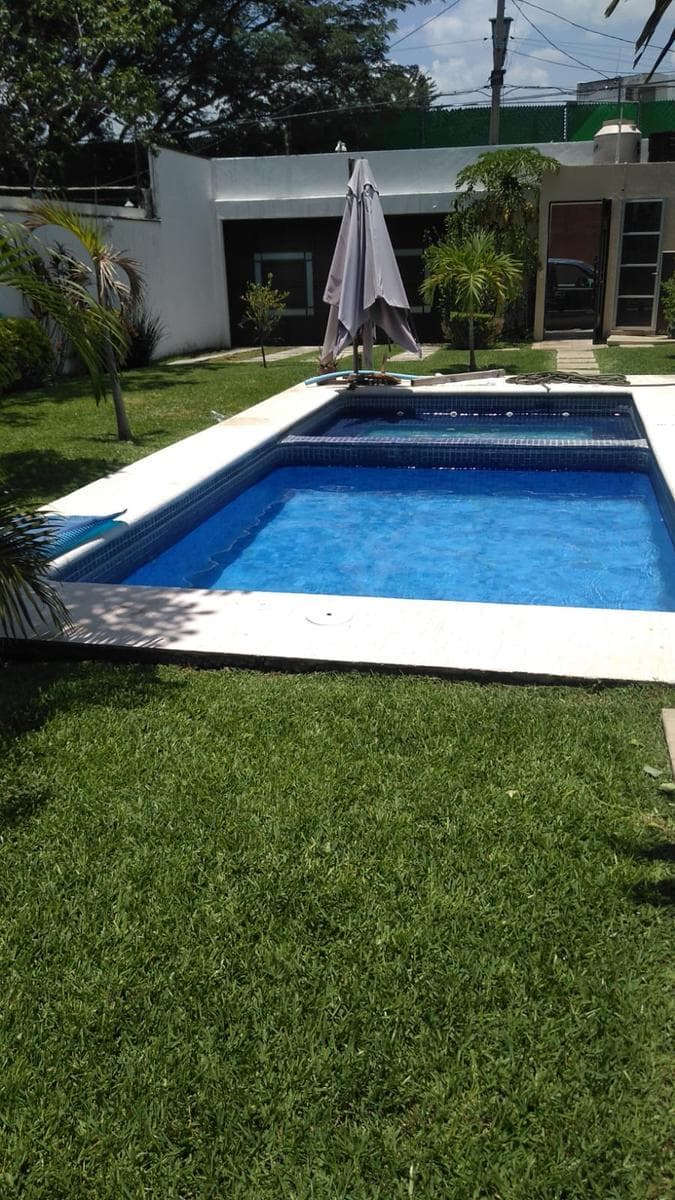 HOUSE FOR SALE WITH POOL AND GARDEN IN BURGOS, BUGAMBILIAS, 24/7 SECURITY