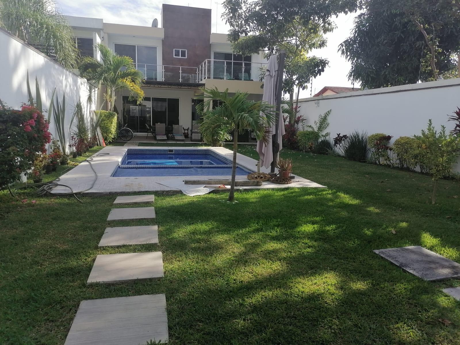 HOUSE FOR SALE WITH POOL AND GARDEN IN BURGOS, BUGAMBILIAS, 24/7 SECURITY