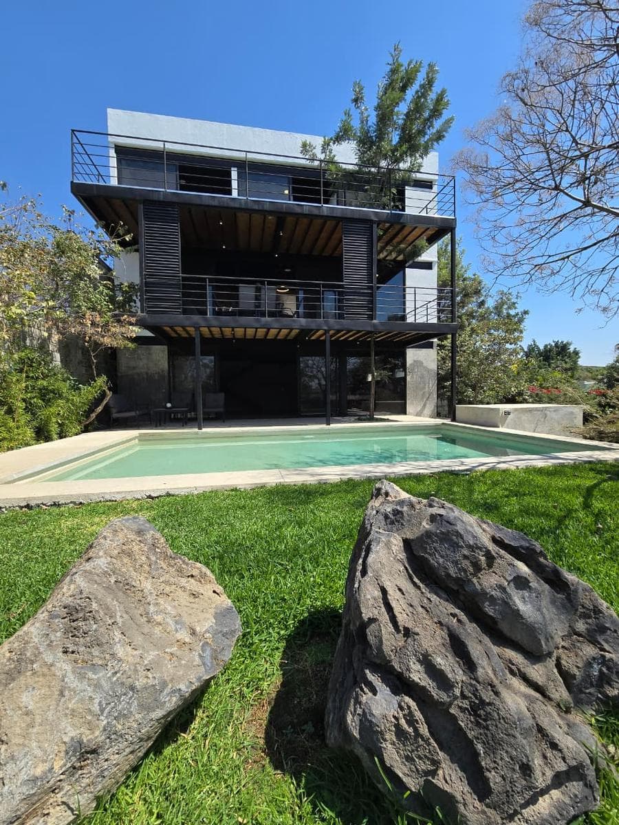 HOUSE FOR SALE WITH A POOL AND GARDEN IN THE BURGOS SUBDIVISION WITH 24/7 SECURITY