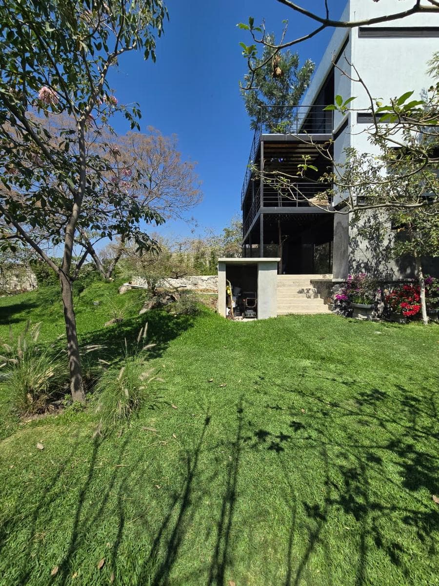 HOUSE FOR SALE WITH A POOL AND GARDEN IN THE BURGOS SUBDIVISION WITH 24/7 SECURITY