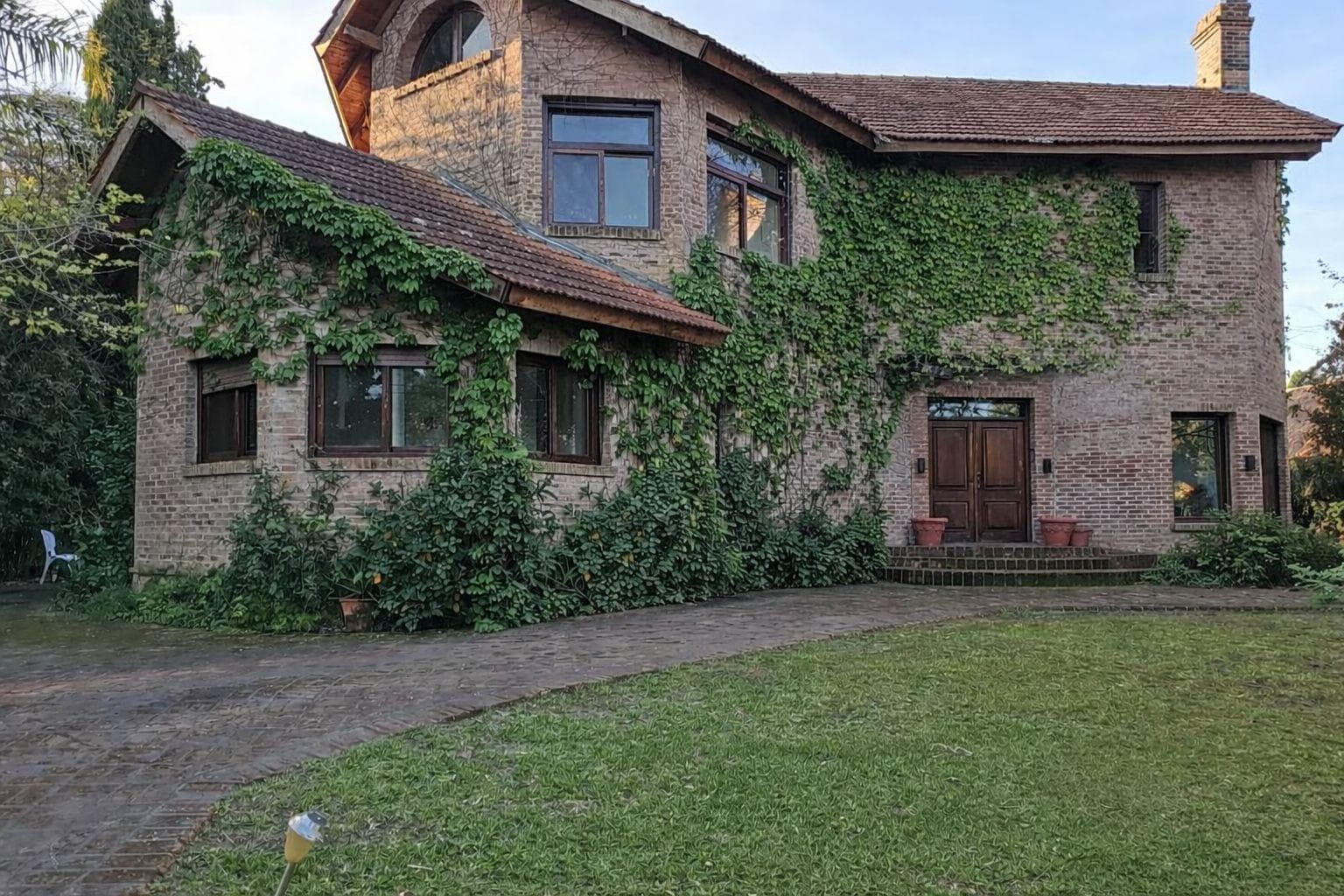 HOUSE FOR SALE IN THE LOS LAURELES GATED COMMUNITY