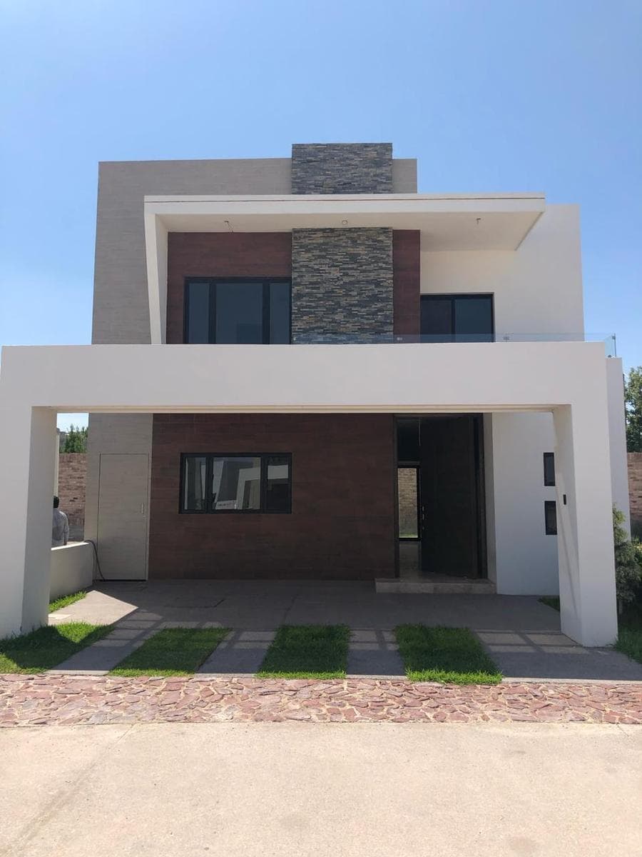 House in Altozano, Ciruelas Neighborhood