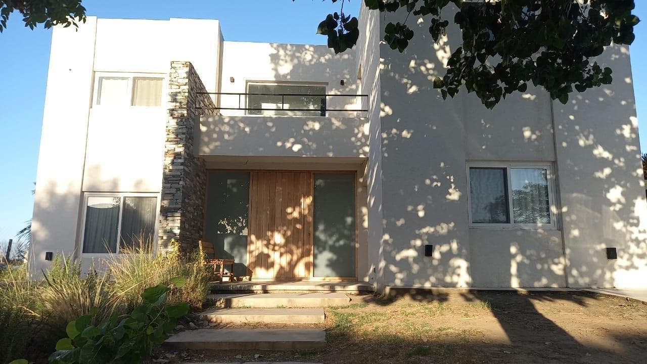 Beautiful home in Casa al Lago in Cantón - North