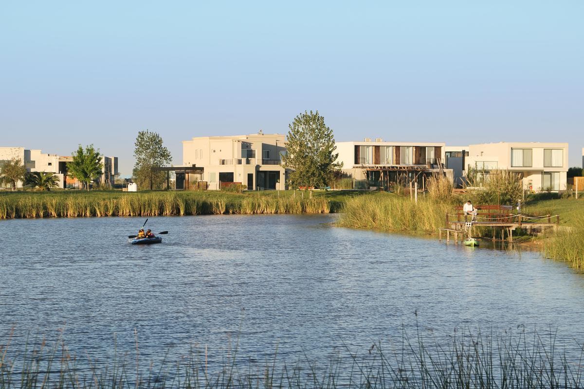 Beautiful home in Casa al Lago in Cantón - North