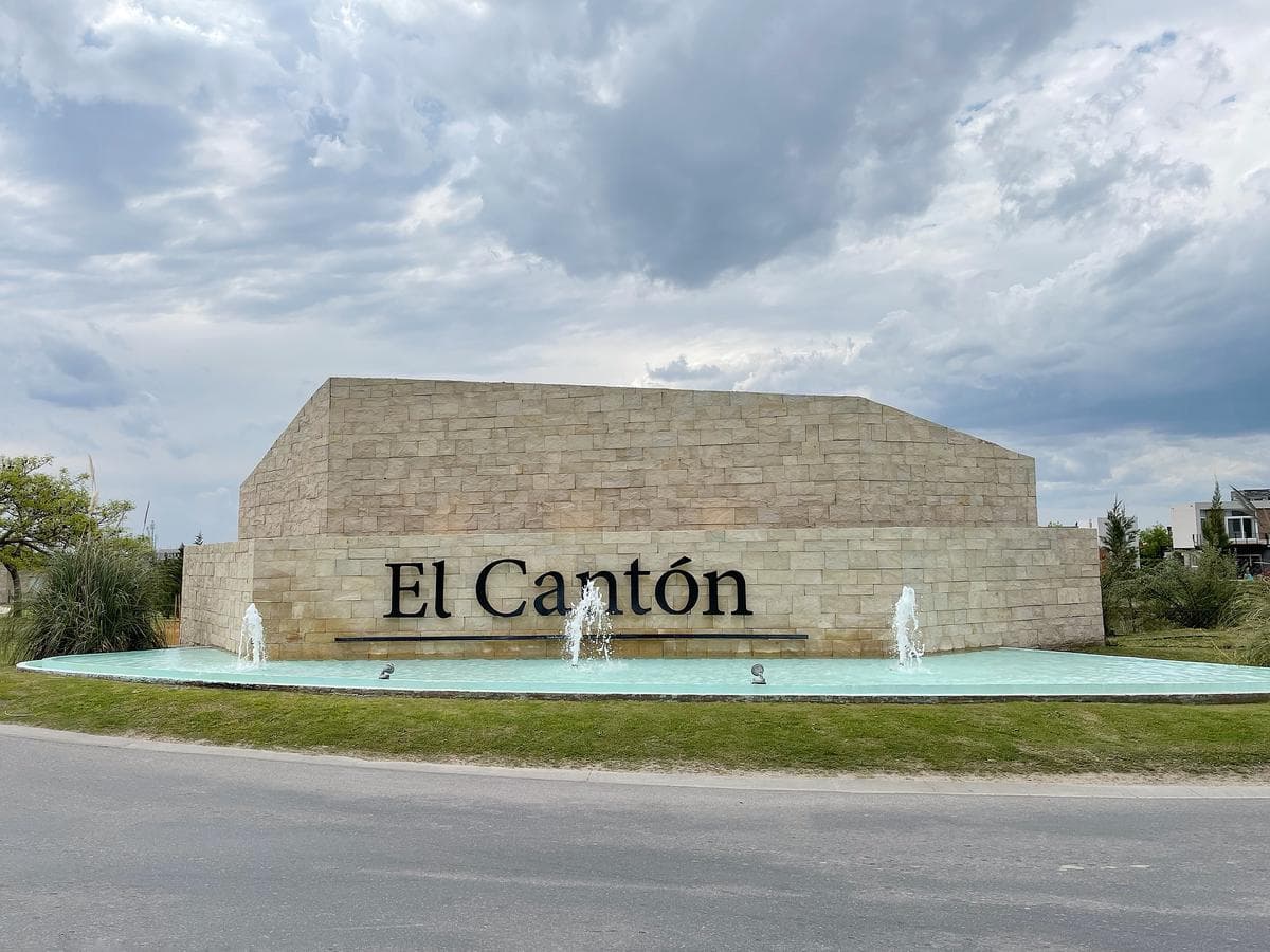 Beautiful home in Casa al Lago in Cantón - North