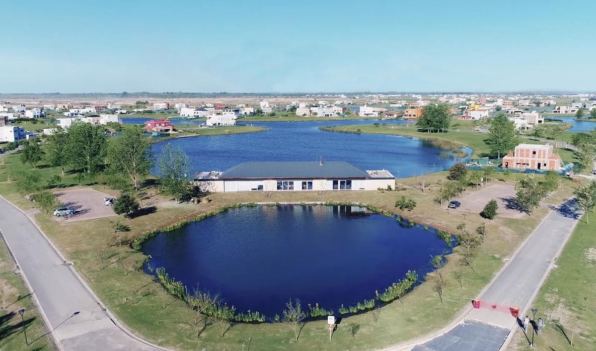 Beautiful home in Casa al Lago in Cantón - North
