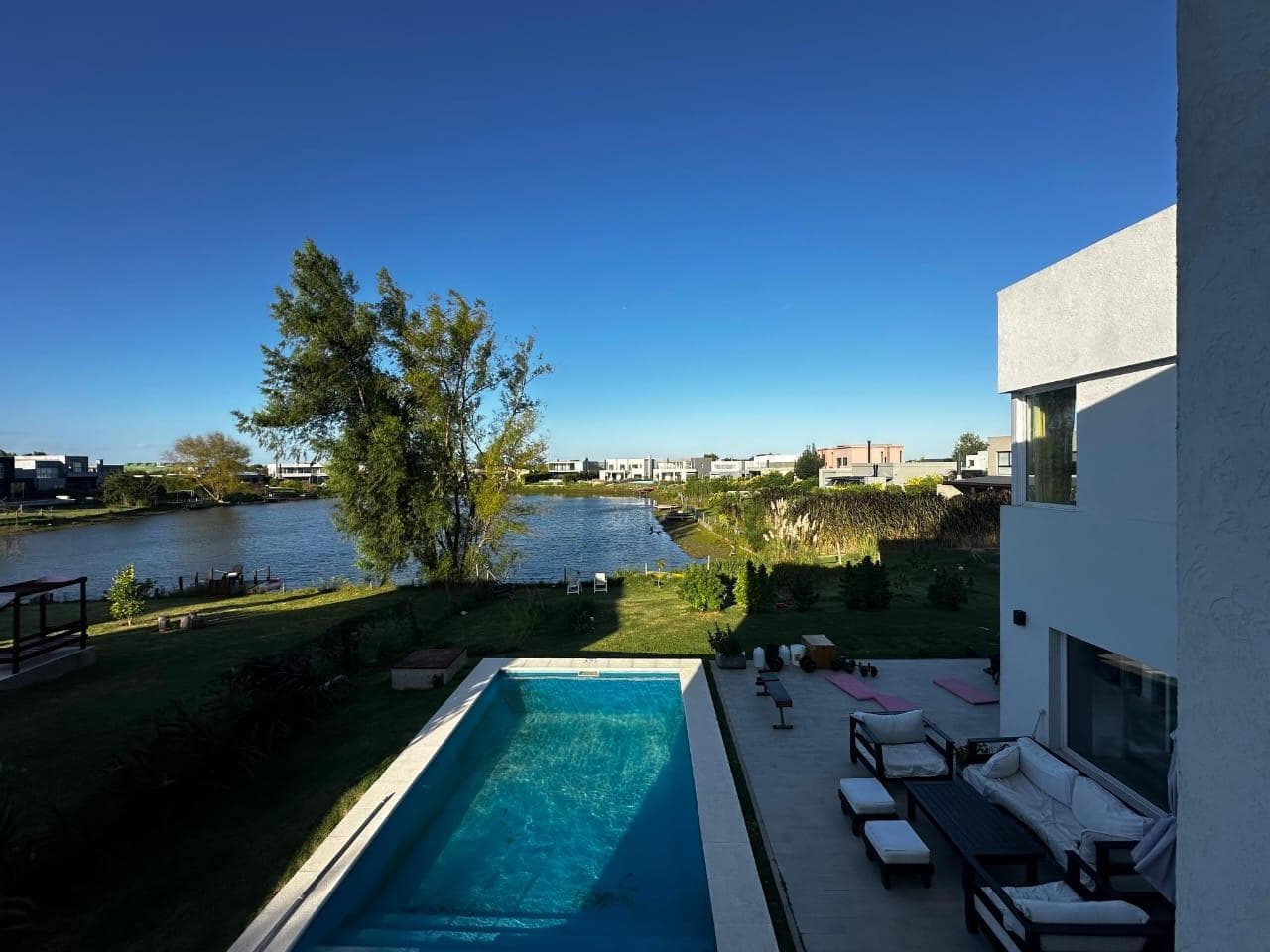 Beautiful home in Casa al Lago in Cantón - North