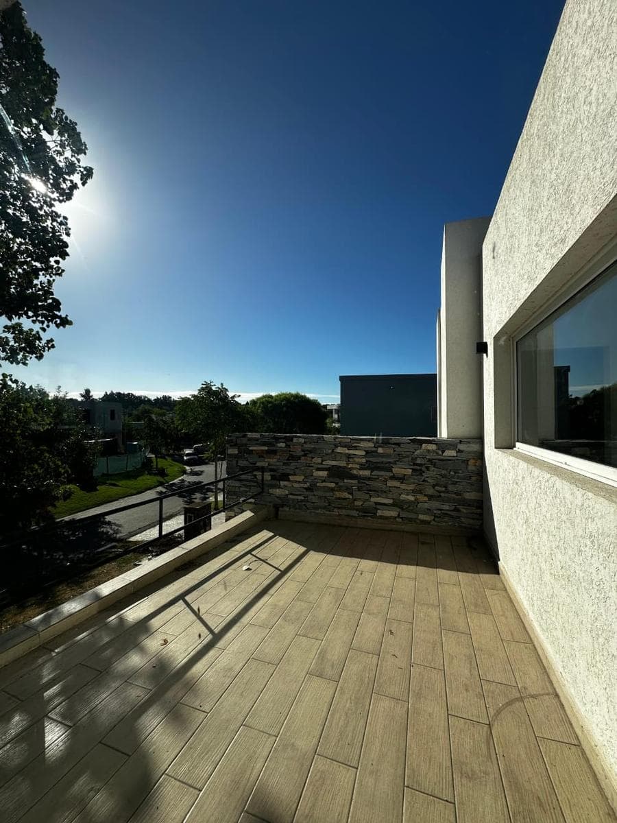 Beautiful home in Casa al Lago in Cantón - North