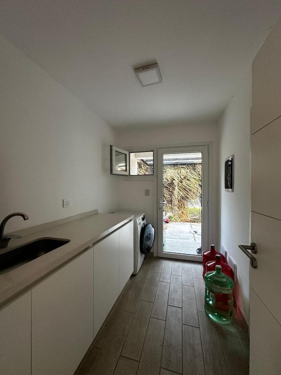 Beautiful home in Casa al Lago in Cantón - North