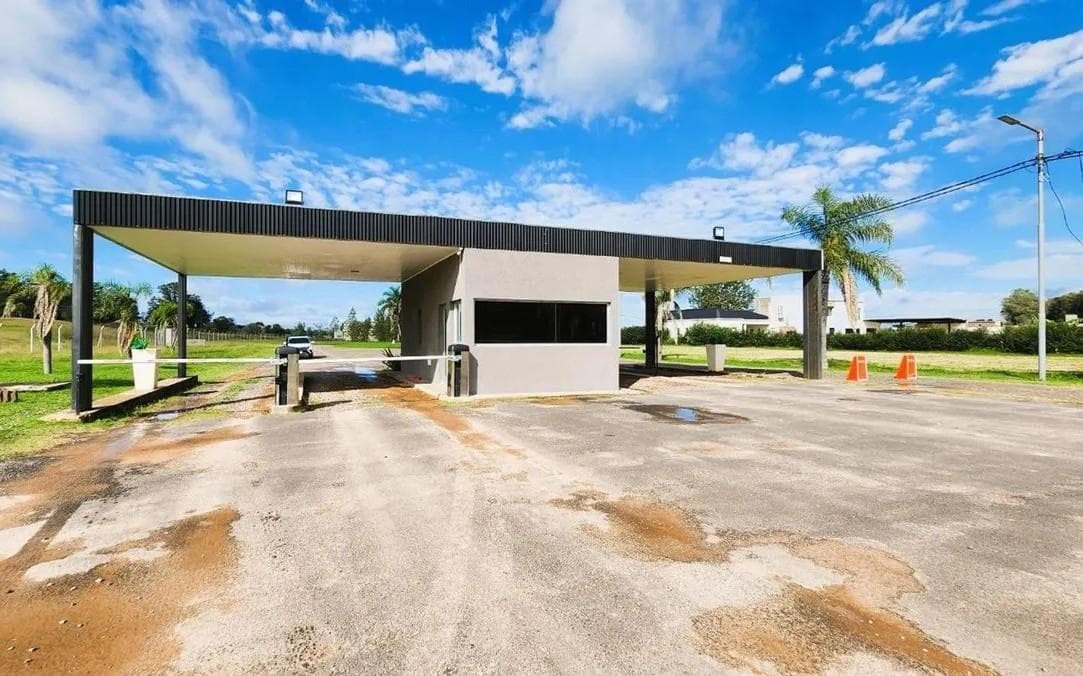 Lot No. 208 for sale in the Zárate Golf Park Gated Community. Total area: 650 m2. Amenities
