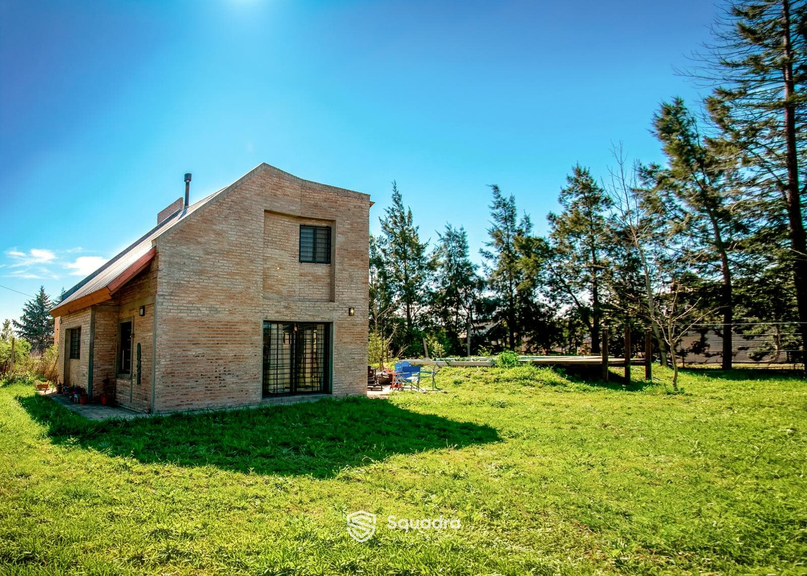 FOR SALE - 2-bedroom house with pool, yard, and garage - Bosque Azul, Funes. MORTGAGE ELIGIBLE.