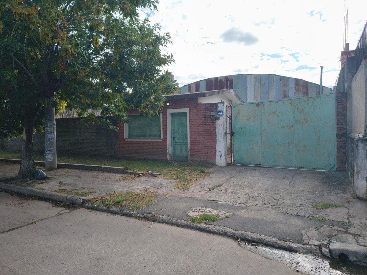 WAREHOUSE FOR SALE ON DEAN FUNES, 320 M2