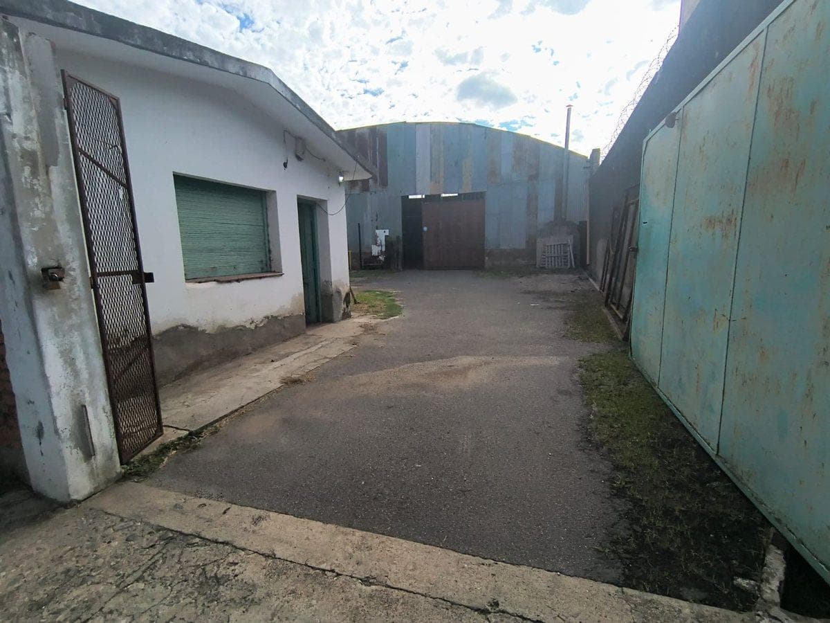 WAREHOUSE FOR SALE ON DEAN FUNES, 320 M2