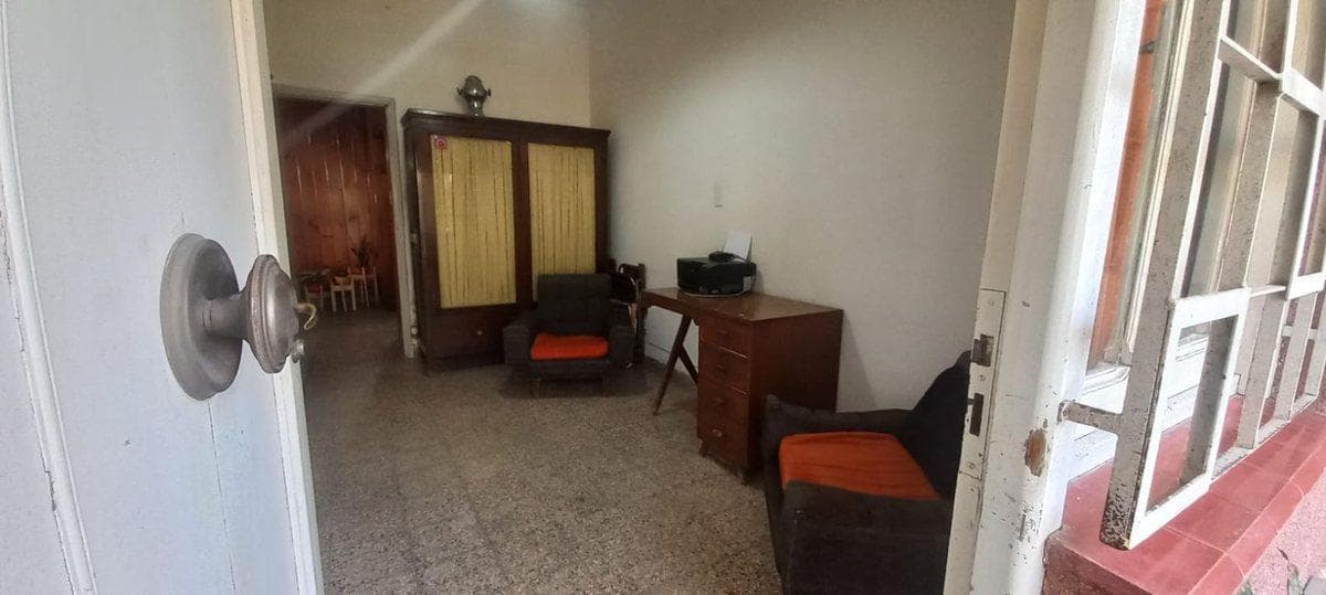 HOUSE FOR SALE IN DOWNTOWN MORTEROS, NEEDS RENOVATION
