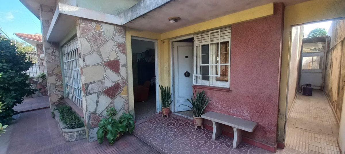 HOUSE FOR SALE IN DOWNTOWN MORTEROS, NEEDS RENOVATION