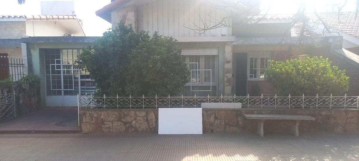 HOUSE FOR SALE IN DOWNTOWN MORTEROS, NEEDS RENOVATION