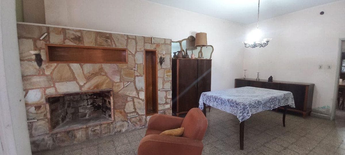 HOUSE FOR SALE IN DOWNTOWN MORTEROS, NEEDS RENOVATION