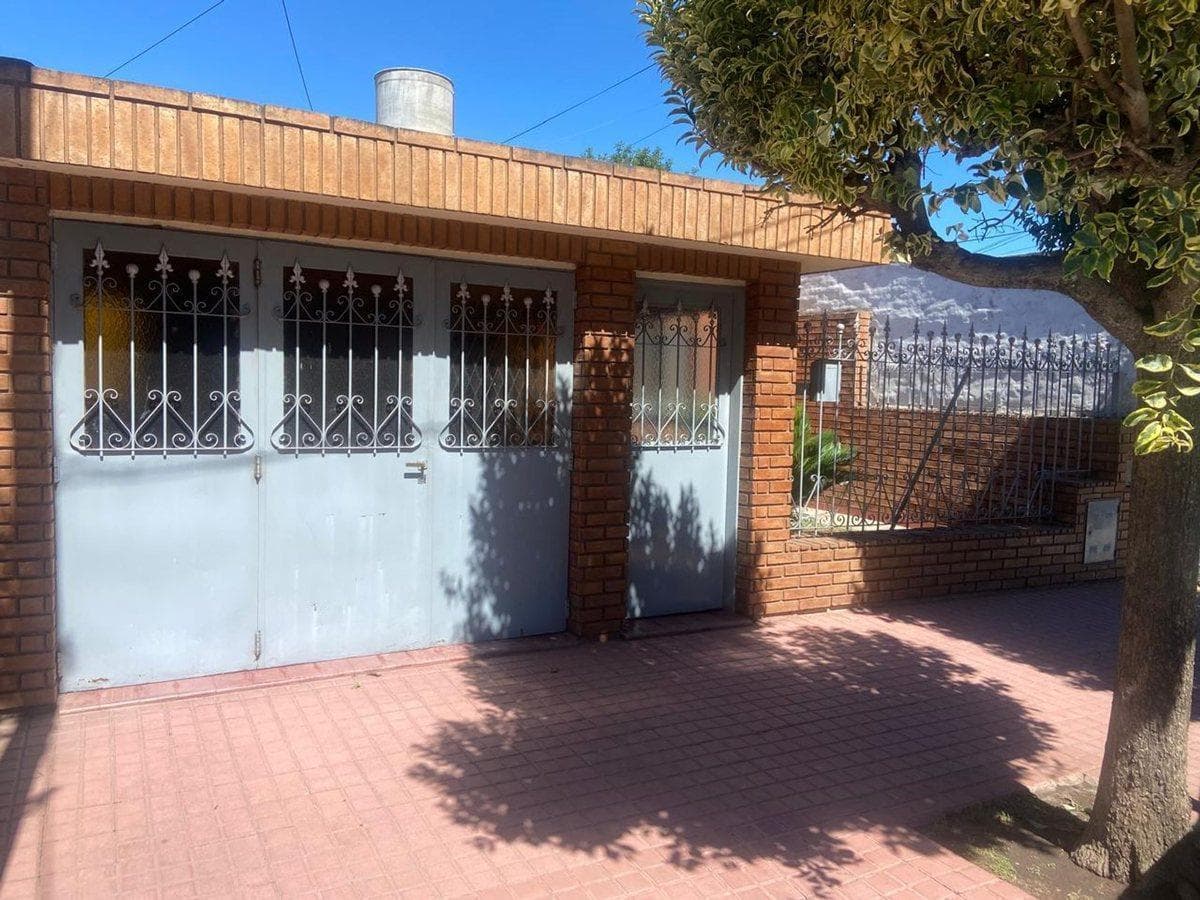 2-BEDROOM HOUSE FOR SALE IN THE 1 DE MAYO NEIGHBORHOOD